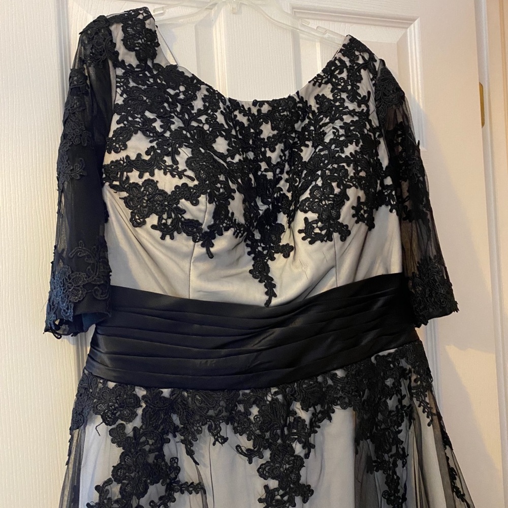 WHITE AND BLACK LACE DRESS